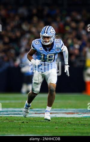 North Carolina tight end Bryson Nesbit (18) runs a route during the ...