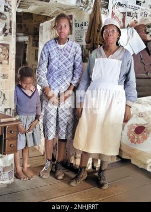 Family Portrait inside Home, Gee's Bend, Alabama, USA, Arthur Rothstein, U.S. Farm Security Administration, April 1937 Stock Photo