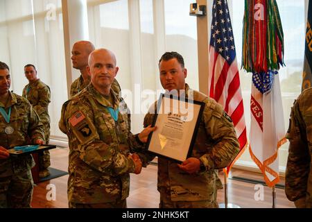 Command Sgt. Maj. Michael J. Coffey (Left), the United States Military Academy Command Sergeant Major, presents the Sergeant Audie Murphy Award (SAMA) to Sgt. 1st Class Daniel Dalton, with 1st Battalion 187th Infantry Regiment, 3rd Brigade Combat Team, 101st Airborne Division (Air Assault) at West Point, NY on July 29, 2022. The SAMA is an award for noncommissioned officers whose leadership achievements and performance merit special recognition. Stock Photo