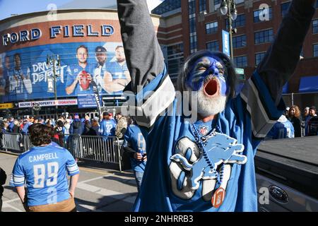 A Detroit Lions fan cheers before the start of an NFL football game against  the San Francisco 49ers in San Francisco, Sunday, Sept. 16, 2012. (AP  Photo/Tony Avelar Stock Photo - Alamy