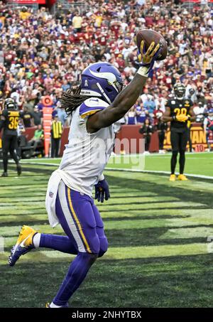 LANDOVER, MD - NOVEMBER 06: Minnesota Vikings tight end T.J. Hockenson (87)  makes a reception against Washington Commanders safety Bobby McCain (20)  during the NFL game between the Minnesota Vikings and the