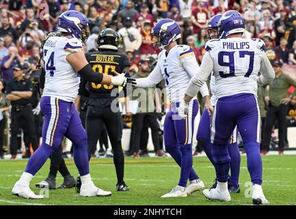 LANDOVER, MD - NOVEMBER 06: Minnesota Vikings tight end T.J. Hockenson (87)  makes a reception against Washington Commanders safety Bobby McCain (20)  during the NFL game between the Minnesota Vikings and the