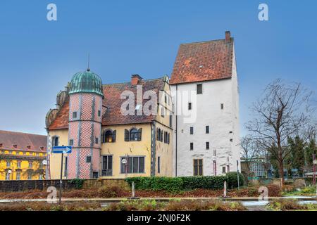 old Historic Manor House Ledenhof in Osnabrueck, Niedersachsen, Germany with one way street sign -german Einbahnstrasse- in front Stock Photo