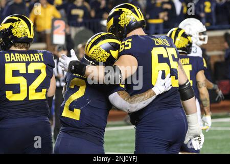 Michigan Wolverines offensive lineman Zak Zinter 65