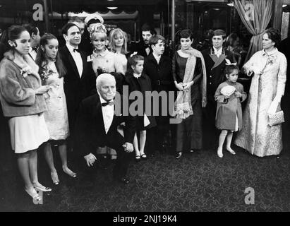 Charles Chaplin (1889-1977), actor, humorista, productor y director de cine británico, conocido como Charlot, acompañado de su familia en Londres en la presentación del film La condesa de Hong Kong. Stock Photo