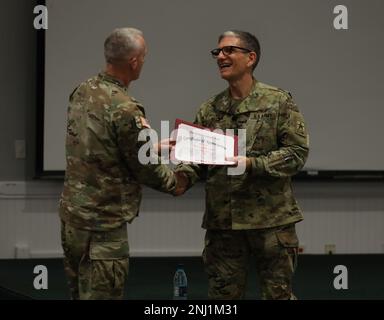 Brig. Gen. Edward H. Bailey, left, commanding general of Regional Health Command-Pacific, presents a certificate of thanks to Maj. Gen. Joseph Heck, director, Defense Health Agency Region Indo-Pacific at at the RHC-P regional commander's conference, Aug. 4, 2022. Military treatment facility commanders and staff came from across the Pacific to attend the three-day conference at Joint Base Pearl Harbor-Hickam, Hawaii. Regional Health Command-Pacific, headquartered in Honolulu, is the most geographically dispersed command in Army Medicine, stretching more than 5,000 miles and five time zones acro Stock Photo