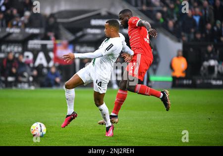 Bundesliga, Borussia Park Mönchengladbach: Borussia Mönchengladbach vs FC Bayern München; Alassane Plea (BMG), Dayot Upamecano (FCB) Stock Photo