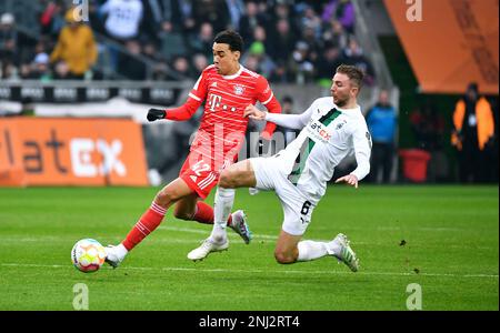 Bundesliga, Borussia Park Mönchengladbach: Borussia Mönchengladbach vs FC Bayern München; Christoph Kramer (BMG), Jamal Musiala (FCB) Stock Photo