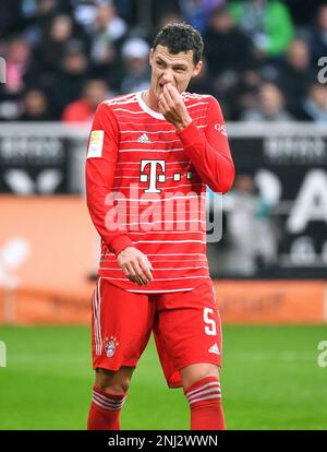 Bundesliga, Borussia Park Mönchengladbach: Borussia Mönchengladbach vs FC Bayern München; Benjamin Pavard (FCB) Stock Photo