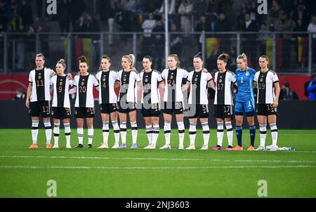 Women's international, Schauinsland-Reisen-Arena Duisburg; Germany - Sweden; Team Germany during minute of silence Stock Photo