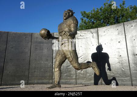 A general overall view of memorial statue of Arizona Cardinals linebacker Pat  Tillman at State Farm Stadium, Tuesday, Sept. 27, 2022, in Glendale, Ariz.  (Kirby Lee via AP Stock Photo - Alamy