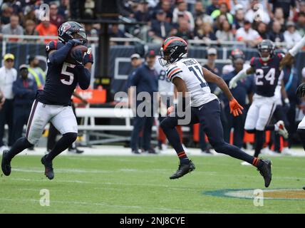 CHICAGO, IL - SEPTEMBER 25: Chicago Bears tight end Cole Kmet (85) makes a  catch and runs with the ball during a game between the Houston Texans and  the Chicago Bears on