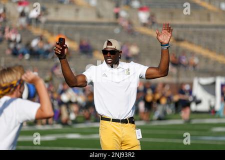 CHATTANOOGA, TN - SEPTEMBER 17: NFL hall of famer and former Chattanooga  Mocs Terrell Owens eating some popcorn on the sideline during the game  between the Chattanooga Mocs and the North Alabama