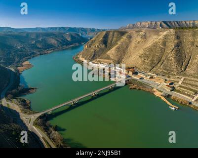 Aerial view of the bridge over the Ebro river as it passes through Mequinenza (Bajo Cinca, Zaragoza, Aragon, Spain) ESP: Vista aérea puente y río Ebro Stock Photo