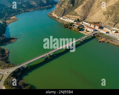 Aerial view of the bridge over the Ebro river as it passes through Mequinenza (Bajo Cinca, Zaragoza, Aragon, Spain) ESP: Vista aérea puente y río Ebro Stock Photo