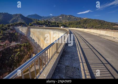 Dam of the Baells reservoir seen from the top (Berguedà, Barcelona, Catalonia, Spain, Pyrenees) ESP: Presa del embalse de la Baells vista desde arriba Stock Photo