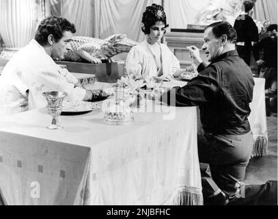 CLEOPATRA 1963 20th Century Fox film with Joseph L. Mankiewicz directing Elizabeth Taylor and Richard Burton Stock Photo