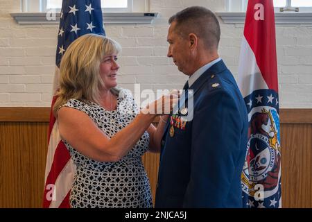 Lt. Col. William Skaggs, director of operations for the 157th Air Intelligence Squadron, is pinned with his retirement pin by his girlfriend, during his retirement ceremony, Aug. 6, 2022, at Jefferson Barracks Air National Guard Base, St. Louis, Missouri. Skaggs served for 37 years. Stock Photo