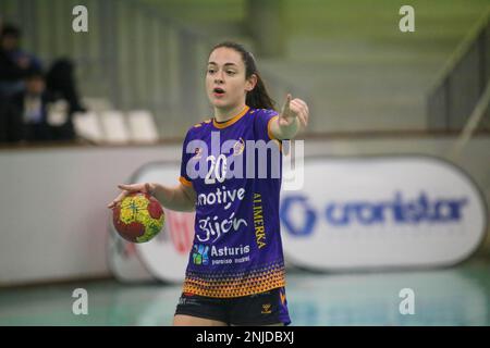 Gijon, Spain, 22nd February, 2023: Motive.co Gijon's player, Lucia Laguna (20) with the ball during the 16th Matchday of the Iberdrola League 2022-23 between Motive.co Gijon and Super Amara Bera Bera with defeat of the locals by 23-35 on February 22, 2023, at the La Arena Sports Pavilion in Gijon, Spain. Credit: Alberto Brevers / Alamy Live News Stock Photo