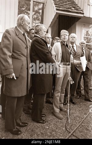 President elect Jimmy Carter welcomes the Democratic Party leadership including, Jim Wright,Tip O'neill,VP Huberyt Humphrey and others to his retreat - The Pond House in Plains, GA. Stock Photo