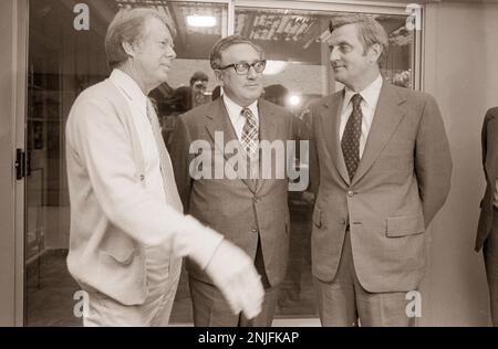 President elect Jimmy Carter and Vice President elect Walter Mondale hosted US Secretary of State, Henry Kissinger at Carter's home in Plains, Georgia for a foreign policy briefing. Stock Photo