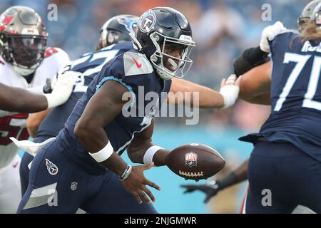 NASHVILLE, TN - AUGUST 20: Tennessee Titans quarterback Malik Willis (7)  turns to hand the ball off during the Tampa Bay Buccaneers-Tennessee Titans  Preseason game on August 20, 2022 at Nissan Stadium