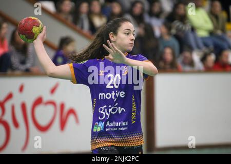 Gijon, Spain. 22nd Feb, 2023. Gijon, SPAIN: Motive.co Gijon's player, Lucia Laguna (20) with the ball during the 16th Matchday of the Iberdrola League 2022-23 between Motive.co Gijon and Super Amara Bera Bera with defeat of the locals by 23-35 on February 22, 2023, at the La Arena Sports Pavilion in Gijon, Spain. (Photo by Alberto Brevers/Pacific Press) Credit: Pacific Press Media Production Corp./Alamy Live News Stock Photo