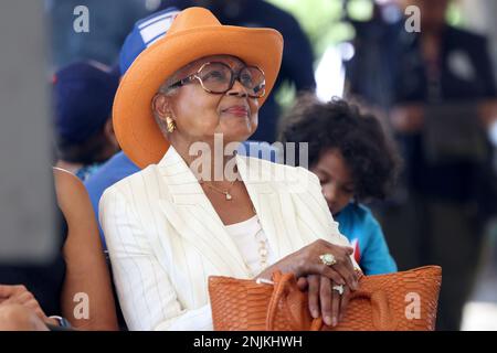 Hank Aaron's widow, Billye Aaron, left, and Atlanta Braves