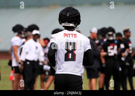 Atlanta Falcons rookie tight end Kyle Pitts (8) runs after a catch during  their NFL training camp football practice Saturday, July 31, 2021, in  Flowery Branch, Ga. (AP Photo/John Bazemore Stock Photo - Alamy