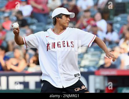 ANAHEIM, CA - JULY 28: Japanese Olympic surfer Kanoa Igarashi throws out  the first pitch before the start of an MLB baseball game between the Texas  Rangers and the Los Angeles Angels