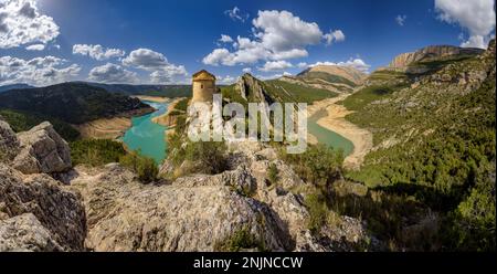 Panoramic of the Canelles reservoir with little water, seen from the hermitage of La Pertusa. On the right, the Montsec range and the Mont-rebei gorge Stock Photo