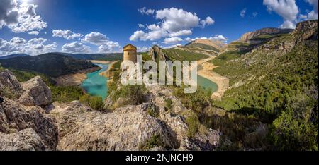 Panoramic of the Canelles reservoir with little water, seen from the hermitage of La Pertusa. On the right, the Montsec range and the Mont-rebei gorge Stock Photo