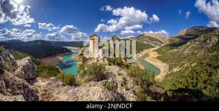 Panoramic of the Canelles reservoir with little water, seen from the hermitage of La Pertusa. On the right, the Montsec range and the Mont-rebei gorge Stock Photo