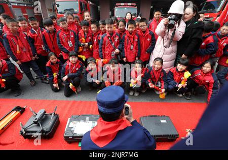 ZIXING, CHINA - FEBRUARY 23, 2023 - A firefighter introduces firefighting equipment to primary school students in Zixing city, Central China's Hunan p Stock Photo