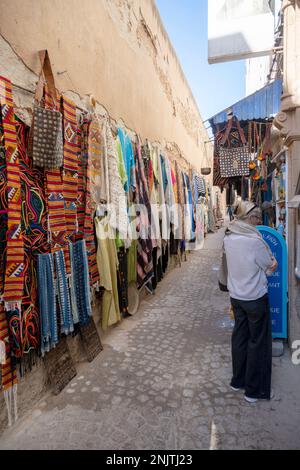 Afrika, Marokko, Souveniergeschäfte in der Altstadt, Rue Scala Stock Photo