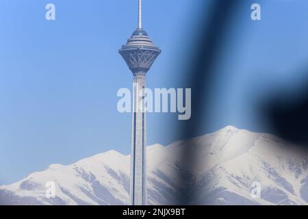 Tehran, Tehran, Iran. 22nd Feb, 2023. A picture shows Tehran's Milad Tower backdropped by a snow-covered mountain. Germany declared two Iranian diplomats persona non grata in response to Tehran's death sentence for German-Iranian dissident Jamshid Sharmahd. German Foreign Minister Annalena Baerbock slammed the Iranian court decision and said the Iranian embassy charge d'affaires was summoned to the ministry to condemn the decision. (Credit Image: © Rouzbeh Fouladi/ZUMA Press Wire) EDITORIAL USAGE ONLY! Not for Commercial USAGE! Stock Photo