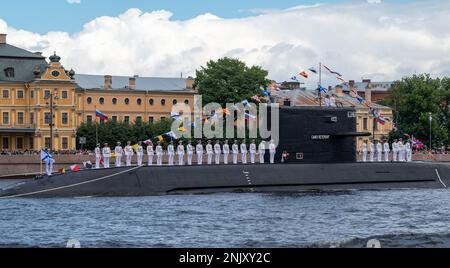 July 31, 2022, St. Petersburg, Russia. The crew on board the diesel-electric submarine St. Petersburg in the waters of the Neva River during the Main Stock Photo