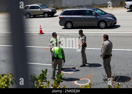 https://l450v.alamy.com/450v/2nk0ejm/police-officers-look-at-evidence-at-the-scene-of-a-shooting-off-of-highway-i-280-near-san-jose-avenue-in-san-francisco-california-on-monday-june-10-2019-two-people-were-shot-and-sent-to-the-hospital-gabrielle-luriesan-francisco-chronicle-via-ap-2nk0ejm.jpg