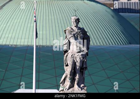 The statue of  George I on top of St George's Church in Bloomsbury, standing in front of the British Museum in London Stock Photo