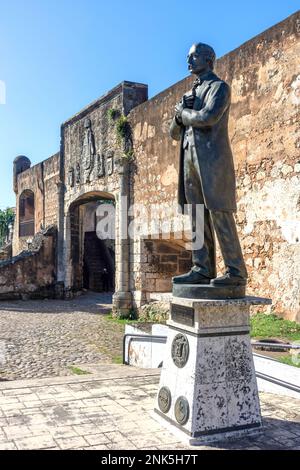 Juan Pablo Duarte statue and Fuerte el Invencible, Santo Domingo, Dominican Republic (Republica Dominicana), Greater Antilles, Caribbean Stock Photo