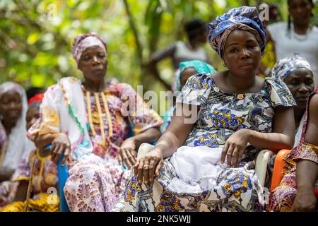 Agboville, Ivory Coast. 23rd Feb, 2023. Harvest workers sit on a cocoa plantation. Federal Minister of Labor Heil and Federal Minister for Economic Cooperation and Development Schulze visit Ghana and Côte d'Ivoire. Credit: Christophe Gateau/dpa/Alamy Live News Stock Photo