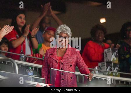 Hank Aaron's widow, Billye Aaron, left, and Atlanta Braves