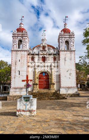 Facade and bell towers of the Spanish colonial Church of San Miguel Archangel in San Miguel, Oaxaca, Mexico. Stock Photo