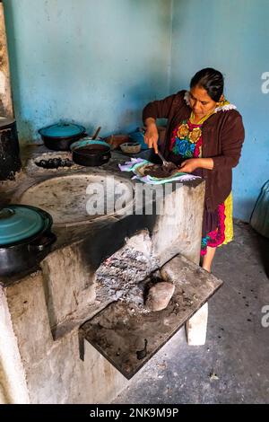 https://l450v.alamy.com/450v/2nk9m9p/an-indigenous-zapotec-woman-in-traditional-dress-cooks-memelas-on-a-comal-on-a-wood-fire-in-san-miguel-del-valley-oaxaca-mexico-2nk9m9p.jpg