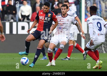 Genoa, Italy. 24 April 2022. Players of Genoa CFC celebrate the victory at  the end of the Serie A football match between Genoa CFC and Cagliari  Calcio. Credit: Nicolò Campo/Alamy Live News