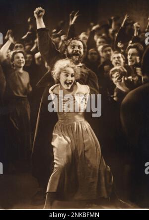 1927 : The  actress BRIGITTE HELM with Heinrich George  in METROPOLIS by FRITZ LANG , from a story by Thea Von Harbou - FILM - SILENT MOVIE - CINEMA MUTO - FANTASY - FANTASCIENZA  - folla - crowd - linciaggio - strega - witch ----  Archivio GBB Stock Photo