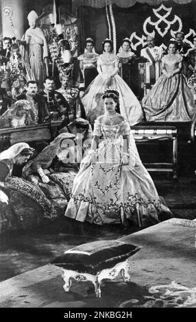 1955 : The movie actress ROMY SCHNEIDER ( born Rosemarie Albach-Retty , Wien 1938 - Paris 1982 ) as the Queen Empress SISSI Elisabeth Absburg of Austria in Sissi DE JONGE KAIZERIN  by Ernst Marischka - ATTRICE - MOVIE - FILM - CINEMA - ASBURGO - ABSBURGO - portrait - ritratto -  orecchino - orecchini - eardrop - eardrops - ear-drop - jewellery - jewel - jewels - gioiello - gioielli - collana - necklace - neck-lace - scollatura - neckline - neckopening - corona - tiara - crown  ----  Archivio GBB Stock Photo