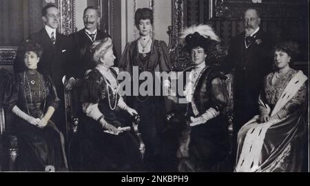 1907 , 17 november , Windsor Castle , England :  : The King of England EDWARD VII ( London 1841 - 1910 ) son of Queen Victoria ( 1819 - 1901 ) with his wife ALEXANDRA of Denmark ( 1844 - 1925 ).  Around the others members of same family descending from QUEEN VICTORIA of England ( 1819 - 1901 ). The Queen of SPAIN  VITTORIA ENA of Battensberg ( 1887 - 1971 ) and King ALFONSO XIII  ( 1886 - 1941 ) . The  Queen of NORWAY  Maud of Great Britain ( 1869 - 1938 ) daugther of King Edward VII of England ( 1841 - 1910 ) . The german Kaiser WILHELM II  Hohenzollern ( 1859 - 1941 ) and wife AUGUSTE VICTOR Stock Photo