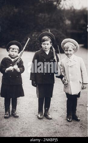 1910 ca. : The royal  prince GEORGE of Wales ( after Duke of KENT ( 1902 - 1942 ) future  husband of princesse Marina of Greece and Denmark ( 1906 - 1968 ), with little prince brother JOHN ( 1905 - 1919 ) and Crown prince OLAF of Norway ( Future King OLAV V of Norway , 1872 - 1957 ) son of princess Maud of Great Britain ( 1869 - 1938 ) daugther of King Edward VII of England ( 1841 - 1910 )   - cugini - cousins -  family - famiglia   - ritratto - portrait - ROYALTY - REALI - Nobiltà - Nobility - cappello - hat - vestito alla marinara - marinaretto - military uniform dress - divisa uniforme mili Stock Photo
