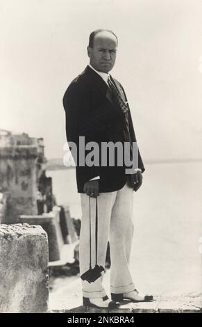1924 ca., ITALY  : The italian fascist dictator Duce BENITO MUSSOLINI ( Dovia di Predappio , Forlì 1883 - Giulino di Mezzagra , Como 1945 ) during an holiday  - FASCISMO - FASCISTA - FASCIO -  binocolo - white trousers - pants - pantaloni bianchi - cravatta - tie - mare - sea - scarpe bicolore - shoes  ----  Archivio GBB Stock Photo